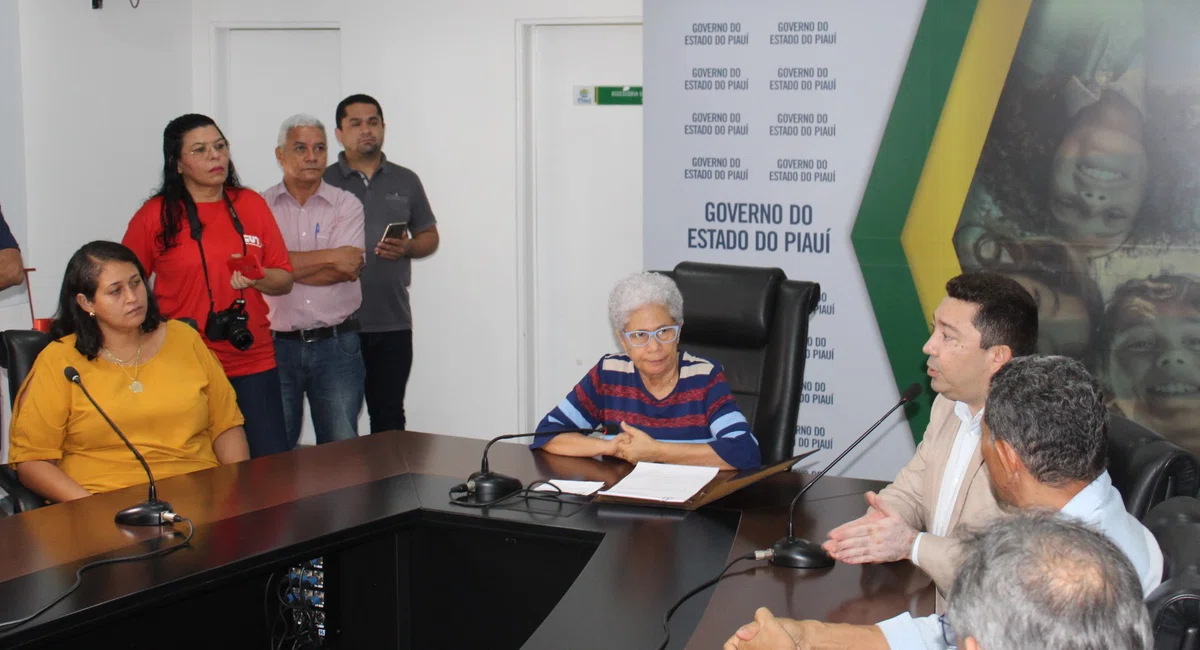 Governadora Regina Sousa assina promoção de professores