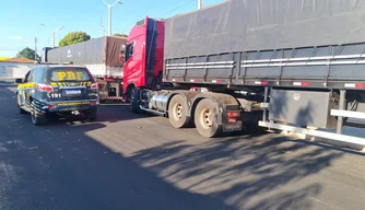 PRF apreende dois caminhões carregados com madeira ilegal em São Raimundo Nonato/PI.