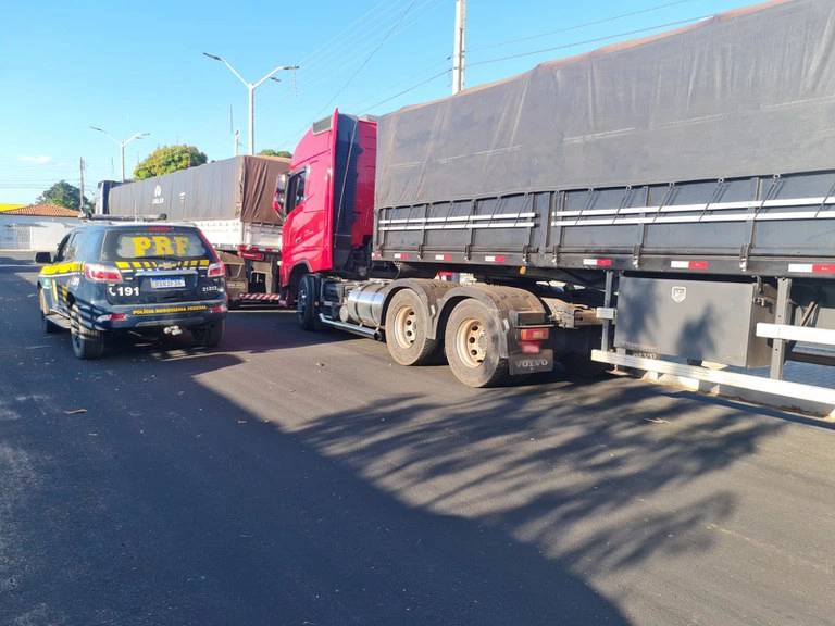 PRF apreende dois caminhões carregados com madeira ilegal em São Raimundo Nonato/PI.