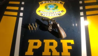 Revólver e munições apreendidos pela PRF em Floriano.