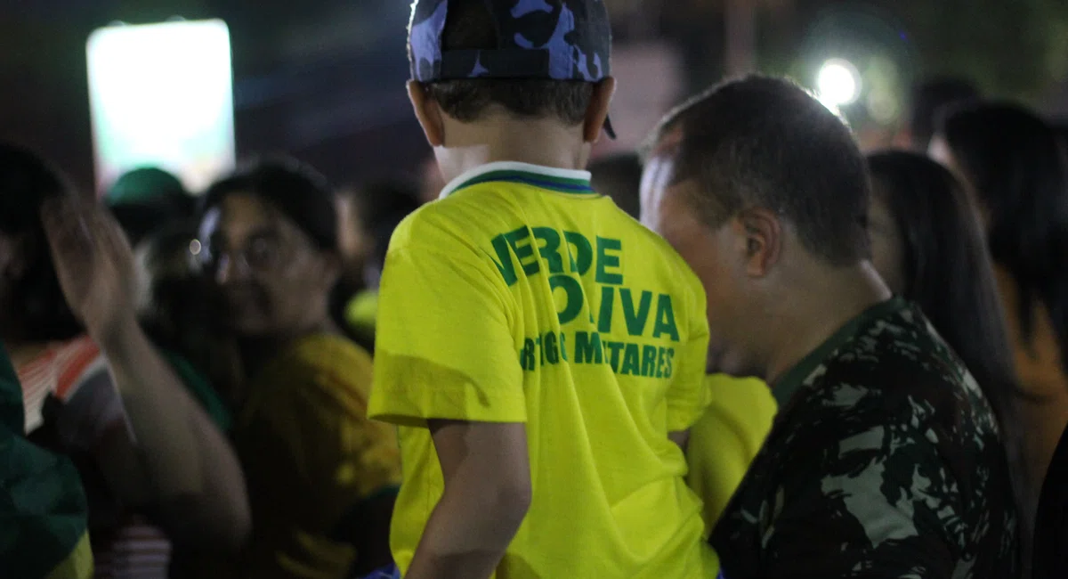 Bolsonaro desembarca em Teresina e é recepcionado por multidão