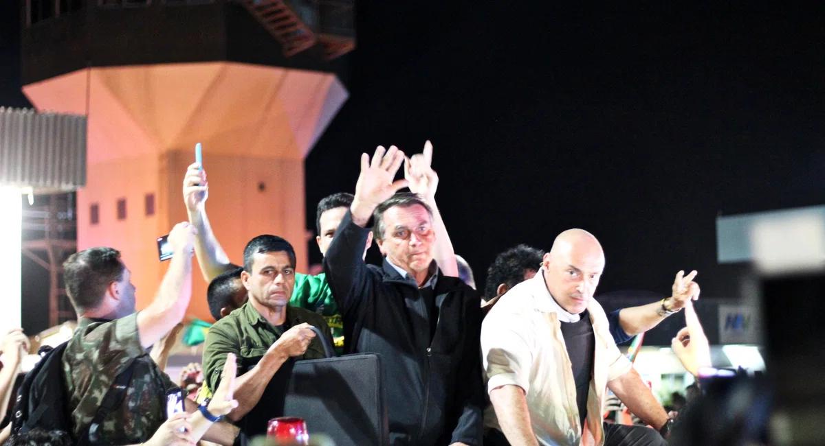 Bolsonaro desembarca em Teresina e é recepcionado por multidão