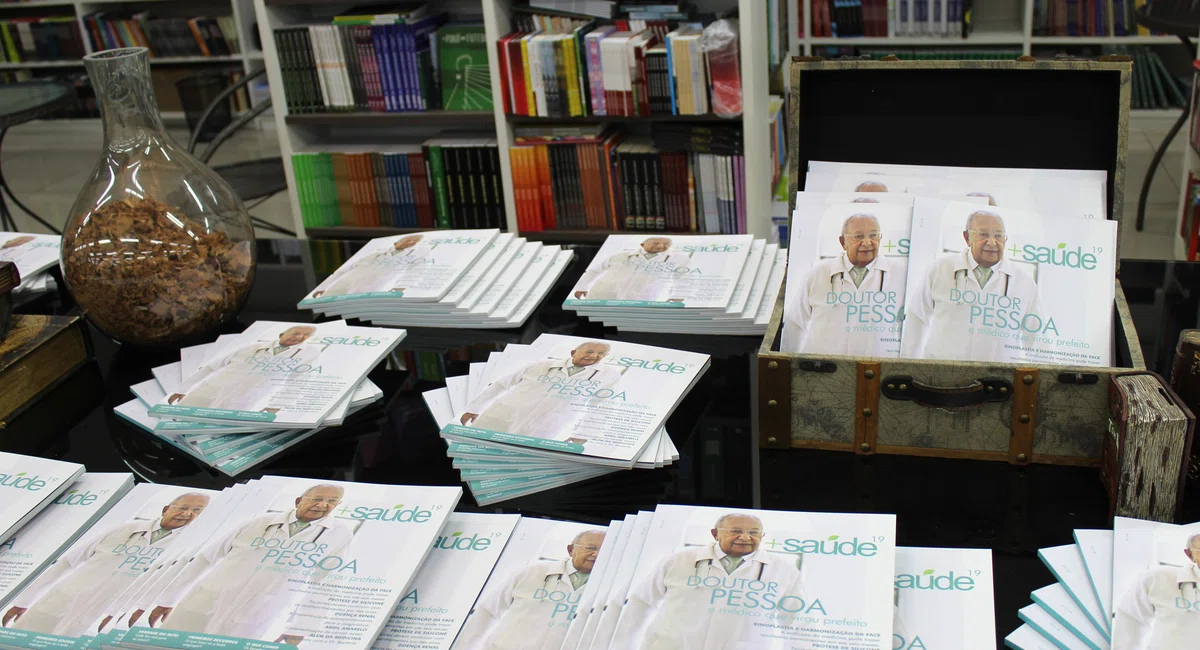 Dr. Pessoa é homenageado na capa da 19 ª Revista + Saúde.