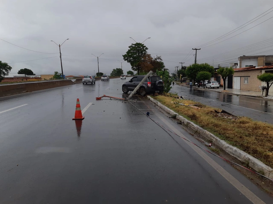 Acidente entre carro e moto na BR 316 em Teresina.