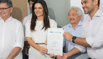 Elmano Férrer assina ordem de serviço para construir ponte entre