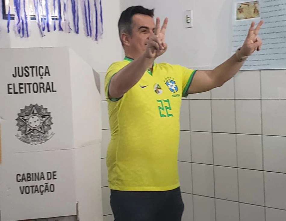 Ciro Nogueira vota em Unidade Escolar na zona Leste de Teresina.