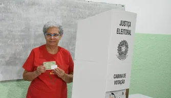 Governadora Regina Sousa em votação.