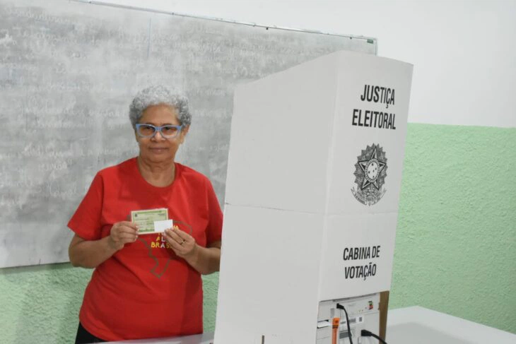 Governadora Regina Sousa em votação.