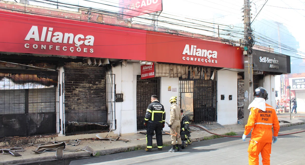 Incêndio em grande proporção atinge duas lojas em Teresina