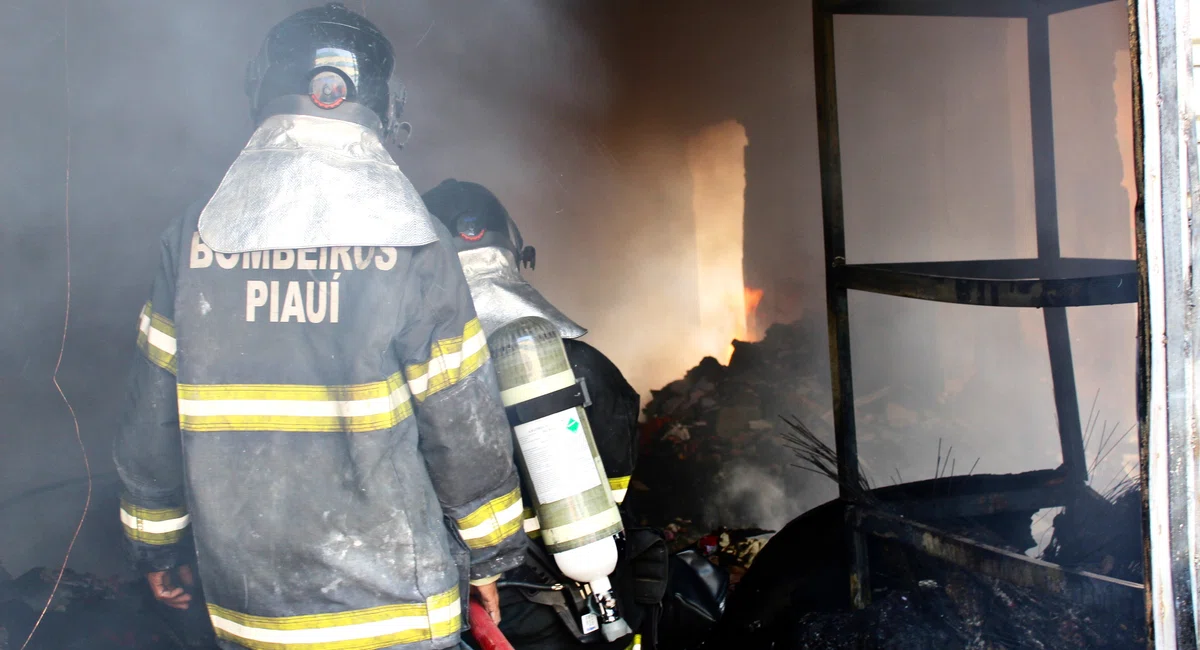 Incêndio em grande proporção atinge duas lojas em Teresina