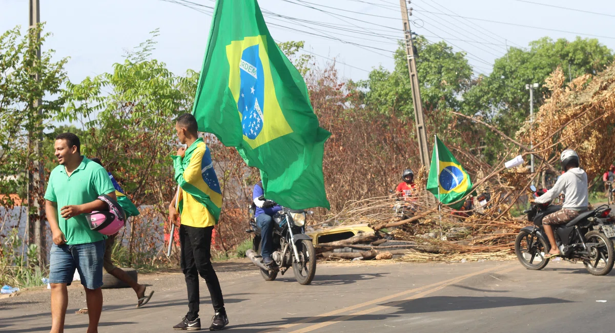 Manifestantes interditam trecho da BR-316 na zona Sul de Teresina