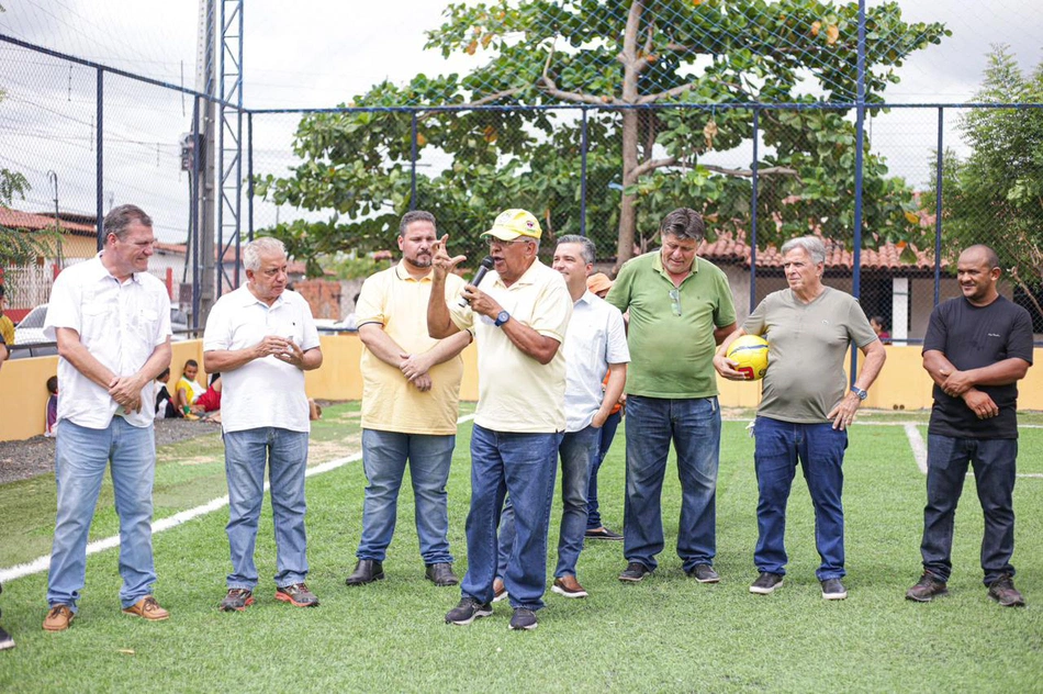 Prefeito Dr. Pessoa inaugura campo society na Santa Maria da Codipi