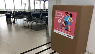 Caixa para receber brinquedos no Aeroporto de Teresina.