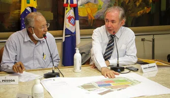 Dr. Pessoa e João Henrique durante reunião com equipe da FMS.