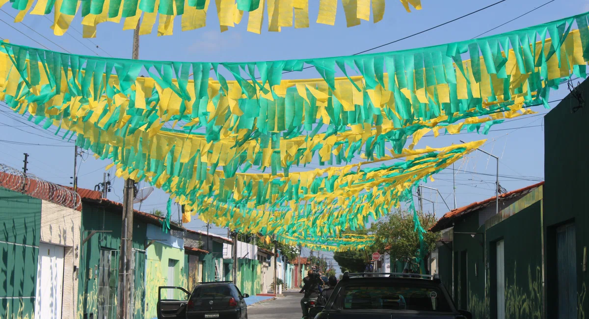 Moradores decoram ruas de Teresina em comemoração para a Copa