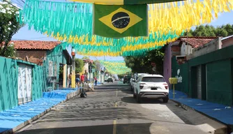 Moradores decoram ruas de Teresina em comemoração para a Copa