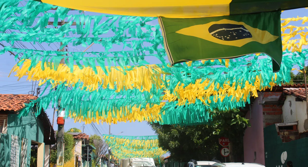 Moradores decoram ruas de Teresina em comemoração para a Copa