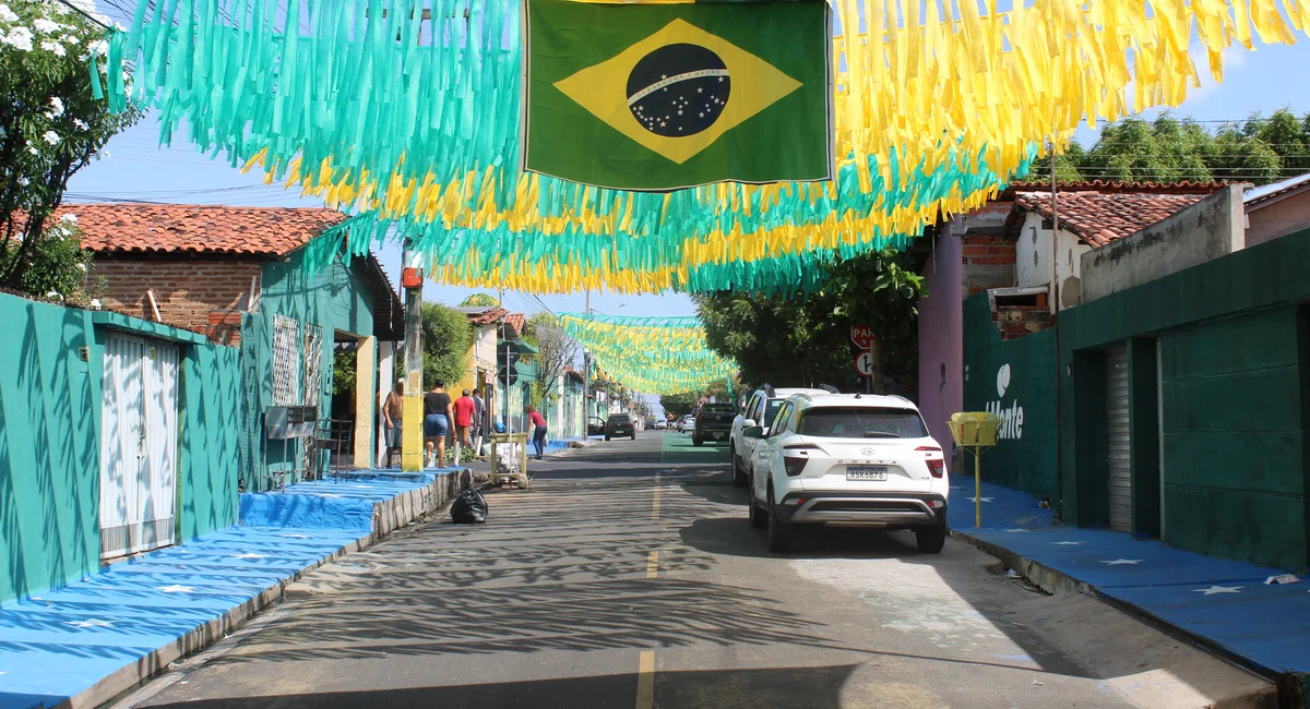 Rua decorada para a Copa