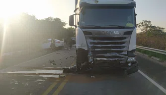 Colisão entre caminhão e carro deixa um homem morto em Amarante.