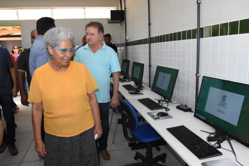 Regina Sousa entrega escola padrão FNDE no norte do Piauí