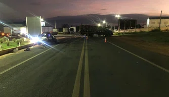 Acidente envolvendo carro e veículo de carga deixa dois feridos em Oeiras.