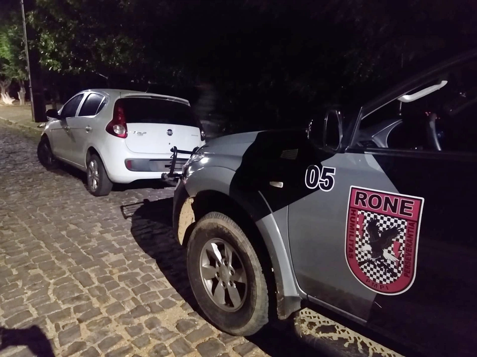 Polícia Militar recupera carro na Vila Mocambinho.