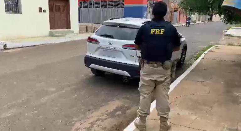 PRF apreende carro clonado na BR 316, em Valença do Piauí