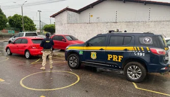 PRF apreende sete veículos e prende dois homens em São Raimundo Nonato.