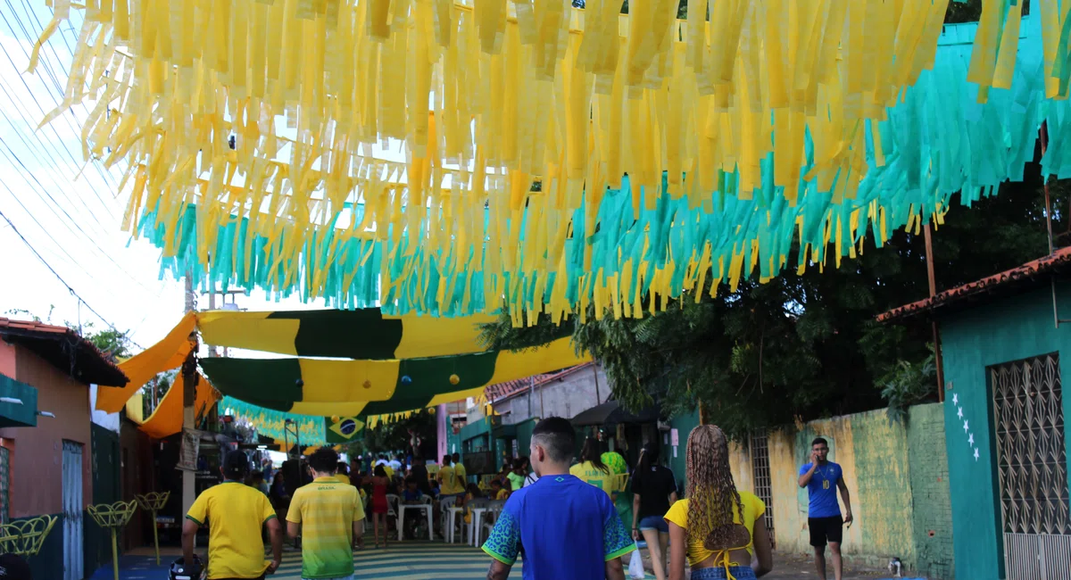Torcedores assistem Brasil X Camarões na Rua da Copa em Teresina.
