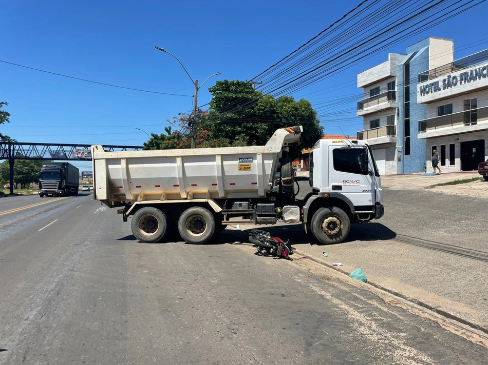 Acidente entre caminhão e moto na BR 343 em Teresina.