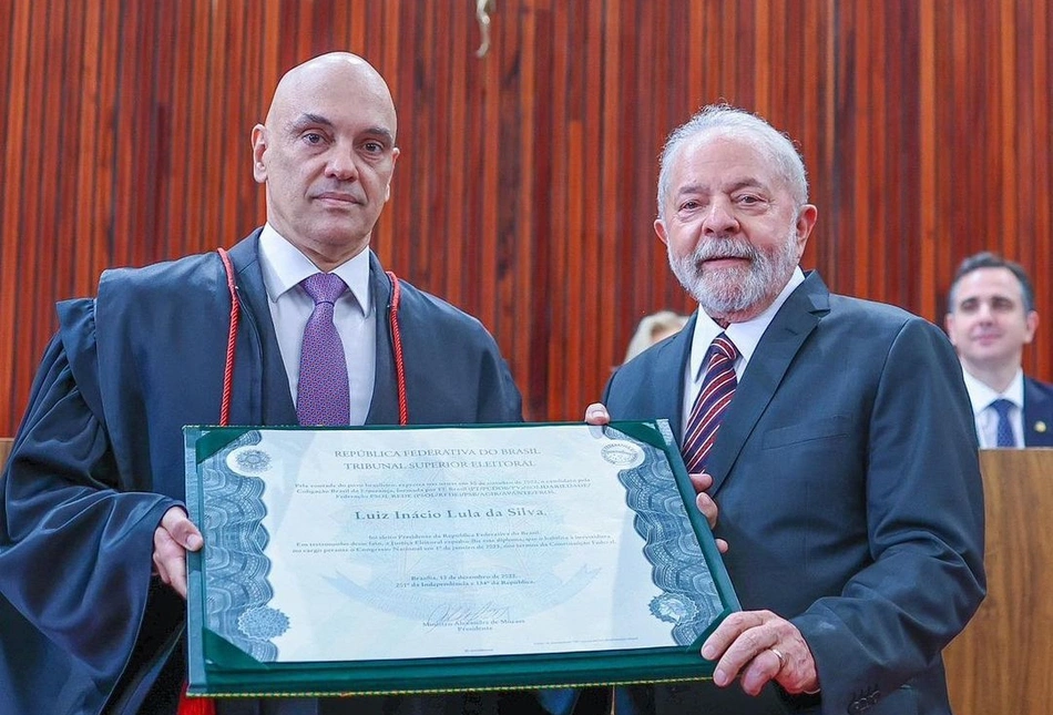 Lula é diplomado pela terceira vez em cerimônia no TSE.