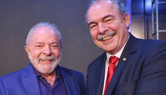 Lula anuncia Aloizio Mercadante como futuro presidente do BNDES.