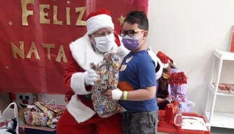 Crianças e adultos se emocionam com a visita surpresa do Papai Noel no Hospital Infantil
