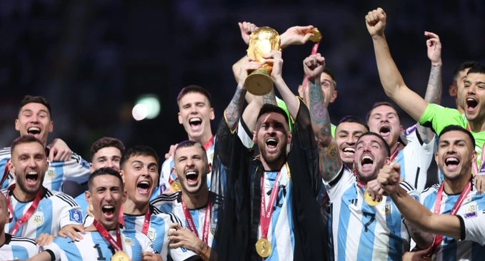 Argentina vence França e se torna tricampeã da Copa do Mundo.