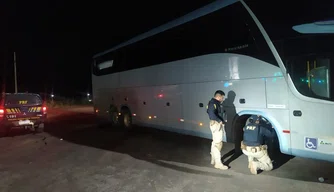PRF-PI recupera ônibus clonado em Bom Jesus