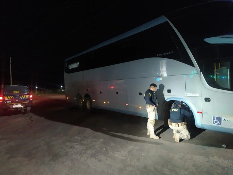 PRF-PI recupera ônibus clonado em Bom Jesus