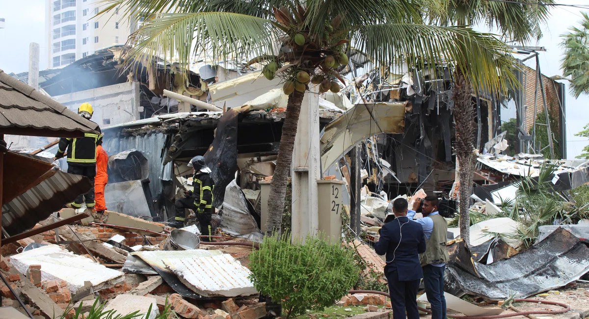 Explosão destrói restaurante, lojas e apartamentos na zona Leste