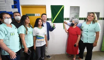Regina Sousa em solenidade de inauguração de escola em Teresina.
