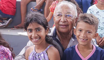 Dr. Pessoa entrega presentes na Zona Norte