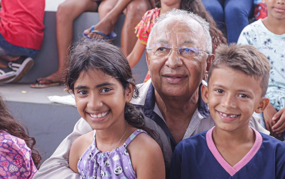 Dr. Pessoa entrega presentes na Zona Norte