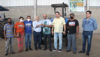 Elmano Férrer realiza entrega de equipamentos agrícolas para MP3