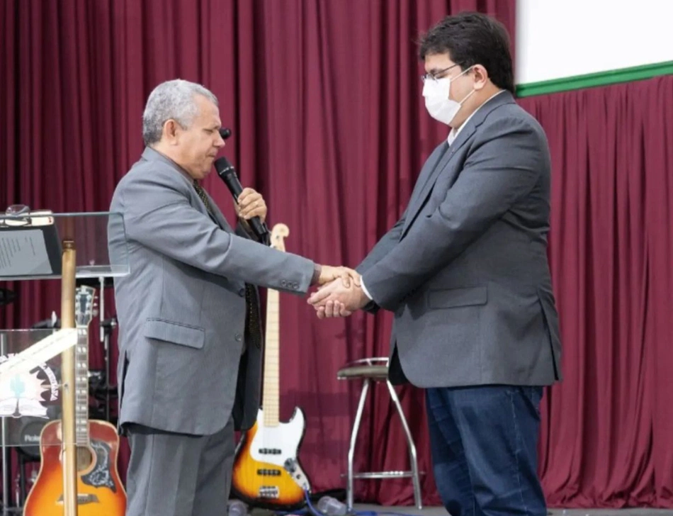 Rafael Fonteles participa de culto de ação de graças em Teresina