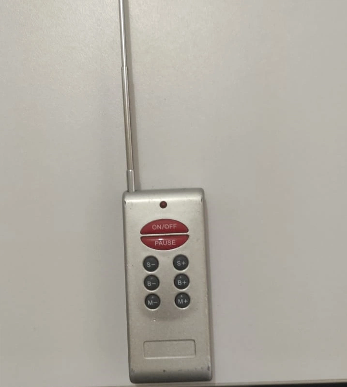 Aparelho usado para desbloquear sinal de alarme veicular.