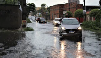 Chuva forte alaga avenidas e ruas e causa transtornos em Teresina