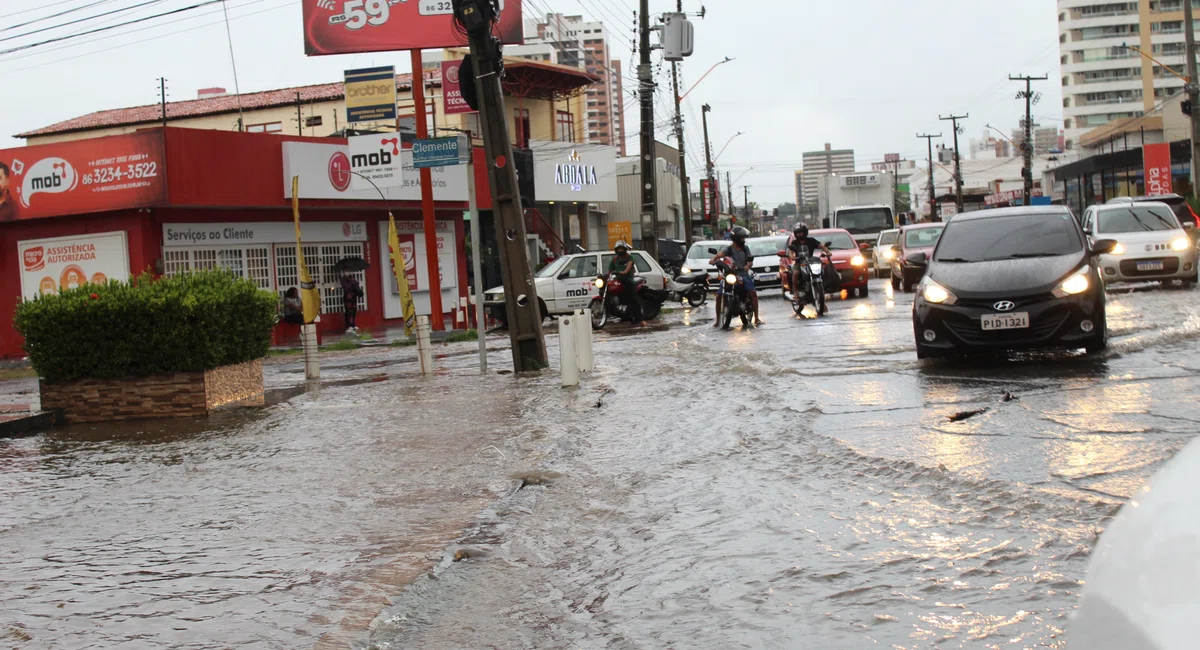Chuva forte alaga avenidas e ruas e causa transtornos em Teresina