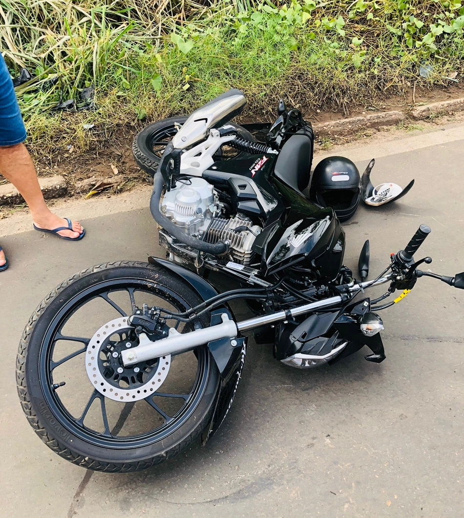 Motocicleta envolvida em acidente.