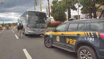 Policiais rodoviários federais apreendem ônibus adulterado em Bom Jesus.