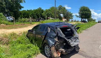 Carro popular colide com carreta na cidade de Alvorada do Gurguéia