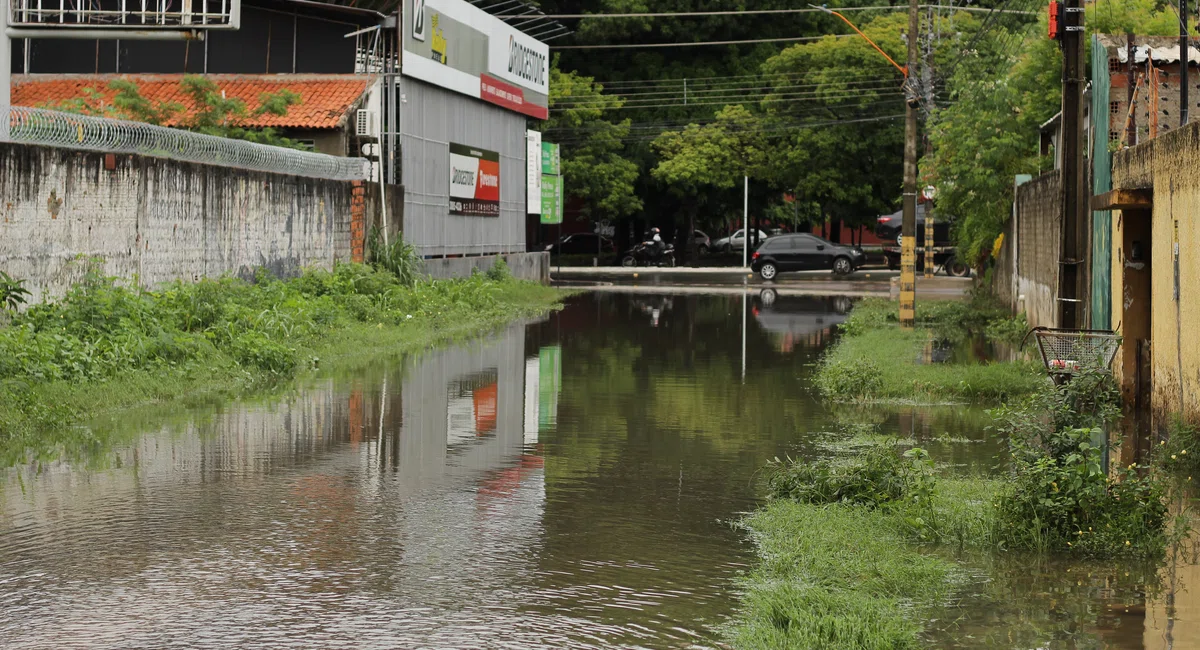 Chuva forte causa transtornos nas ruas de Teresina