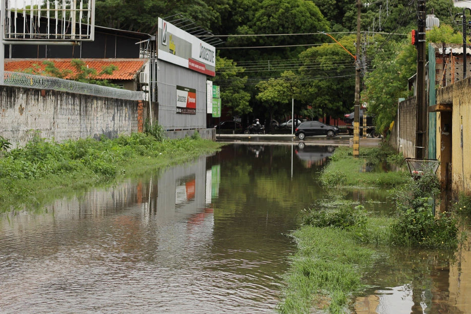 Chuva forte causa transtornos nas ruas de Teresina